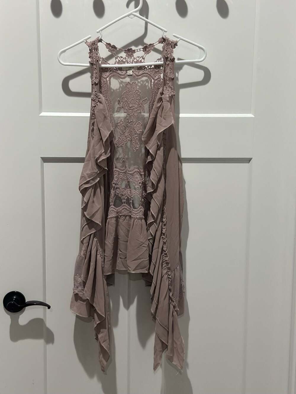 Umgee Women's Size M/L Mauve Lace Back Ruffle Vest
